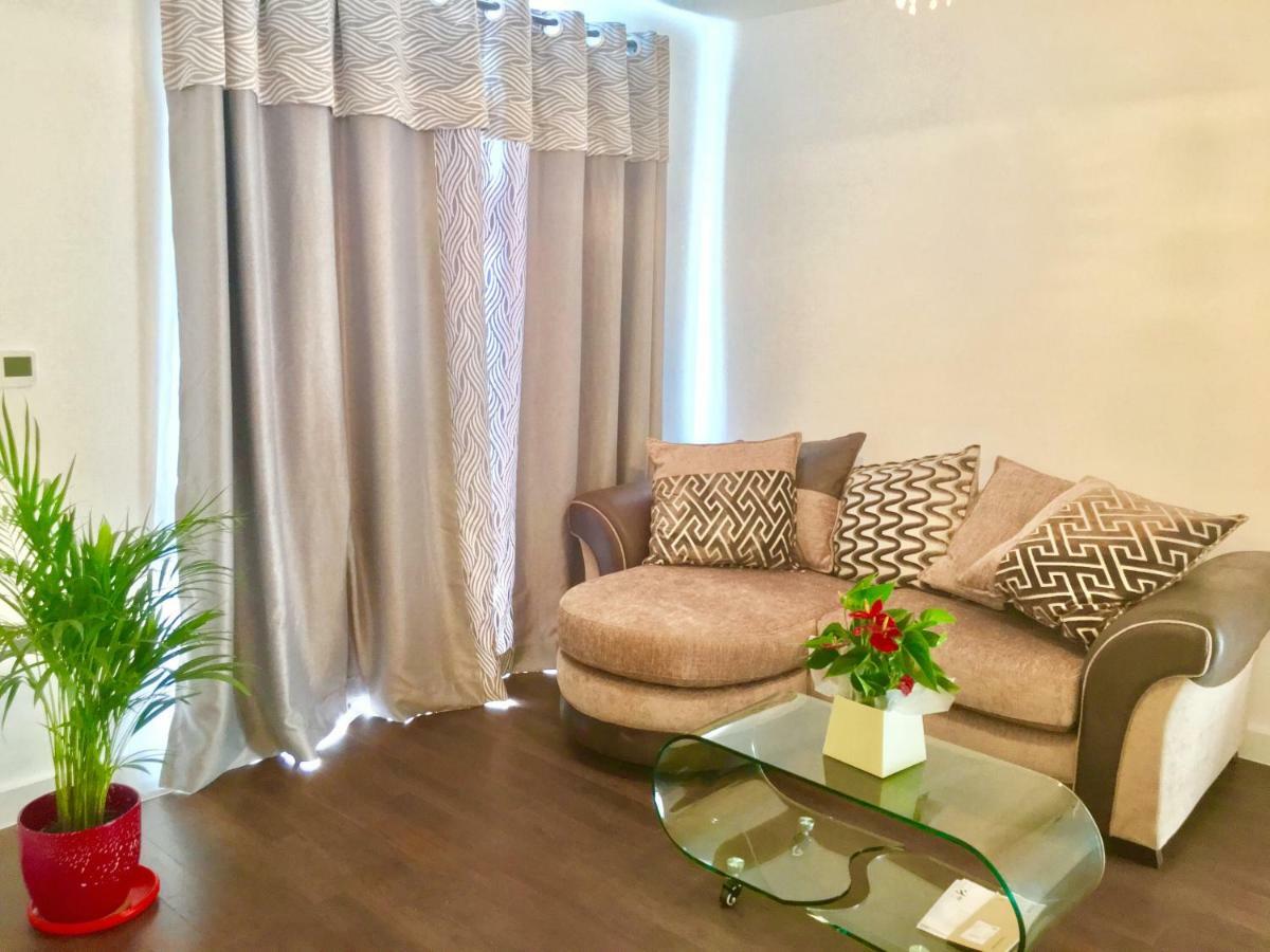 2-Bedrooms Apartment, Lounge, Balcony ลอนดอน ภายนอก รูปภาพ