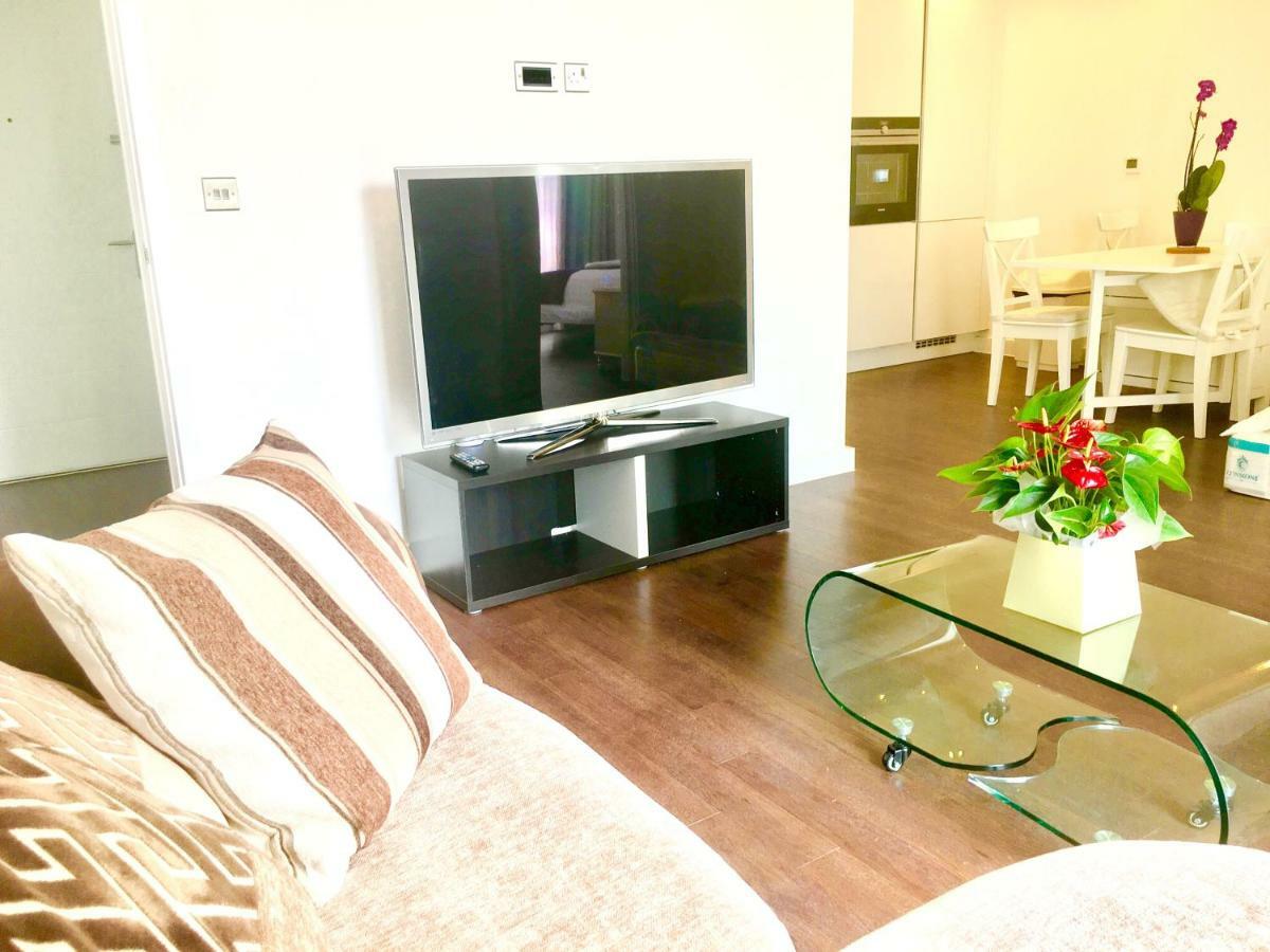 2-Bedrooms Apartment, Lounge, Balcony ลอนดอน ภายนอก รูปภาพ